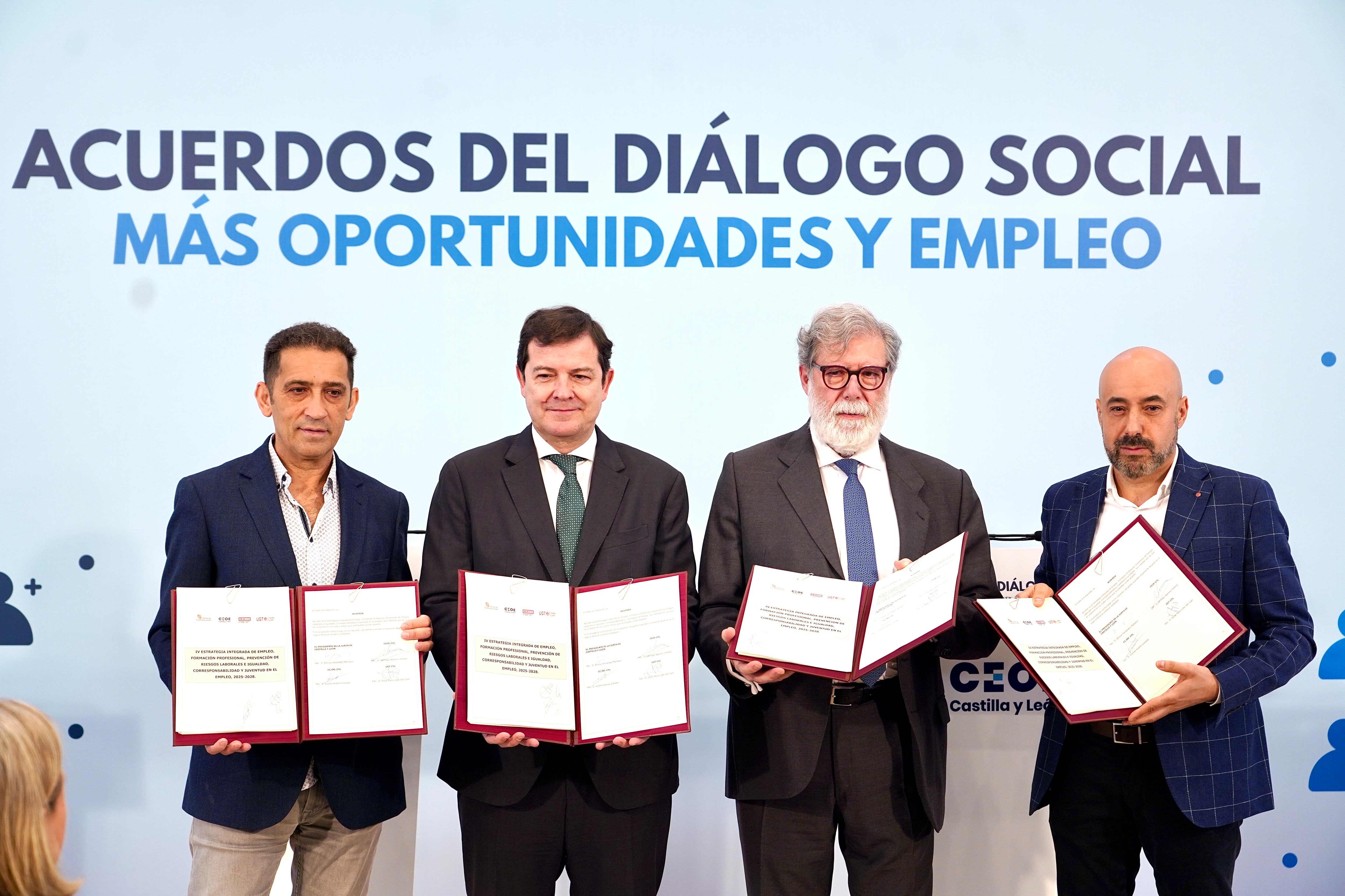 El presidente de la Junta de Castilla y León, Alfonso Fernández Mañueco, junto a los agentes sociales y económicos de la Comunidad, firma los acuerdos adoptados tras la reunión del Consejo del Diálogo Social