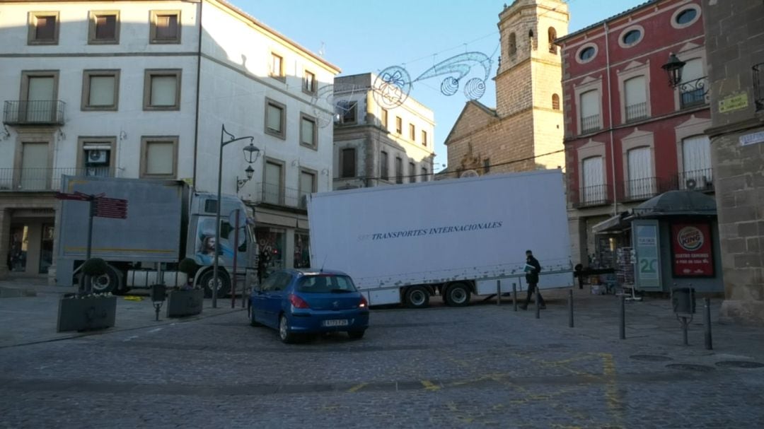 El camjón de un camión de grandes dimensiones ha quedado atravesado en mitad de la vía pública, cortando el tráfico en la zona de la Plaza de Andalucía