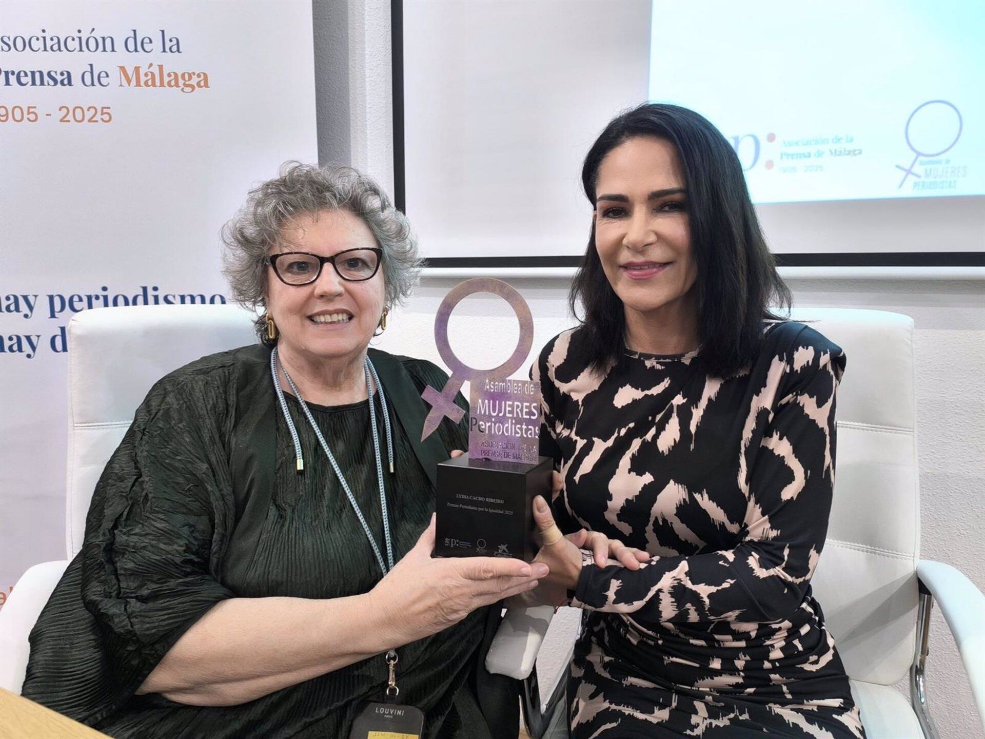 La periodista y escritora Lydia Cacho recibe el Premio Periodistas por la Igualdad 2025 de la Asamblea de Mujeres Periodistas de la Asociación de la Prensa de Málaga de manos de la vicepresidenta de Igualdad de la entidad, Teresa Santos. - APM