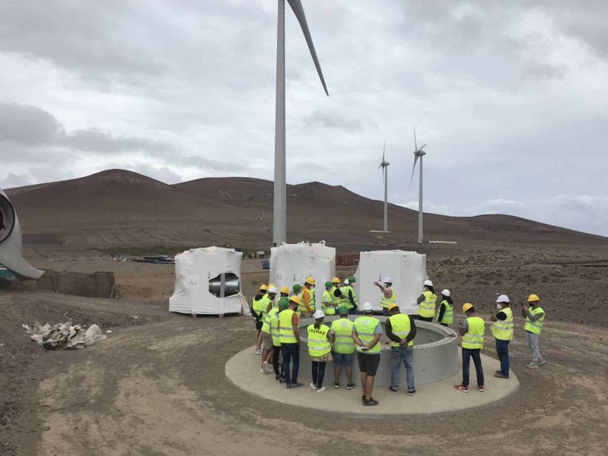 El Cabildo enseña a alumnos de energías renovables de CIFP Zonzamas el montaje del Parque Eólico Arrecife