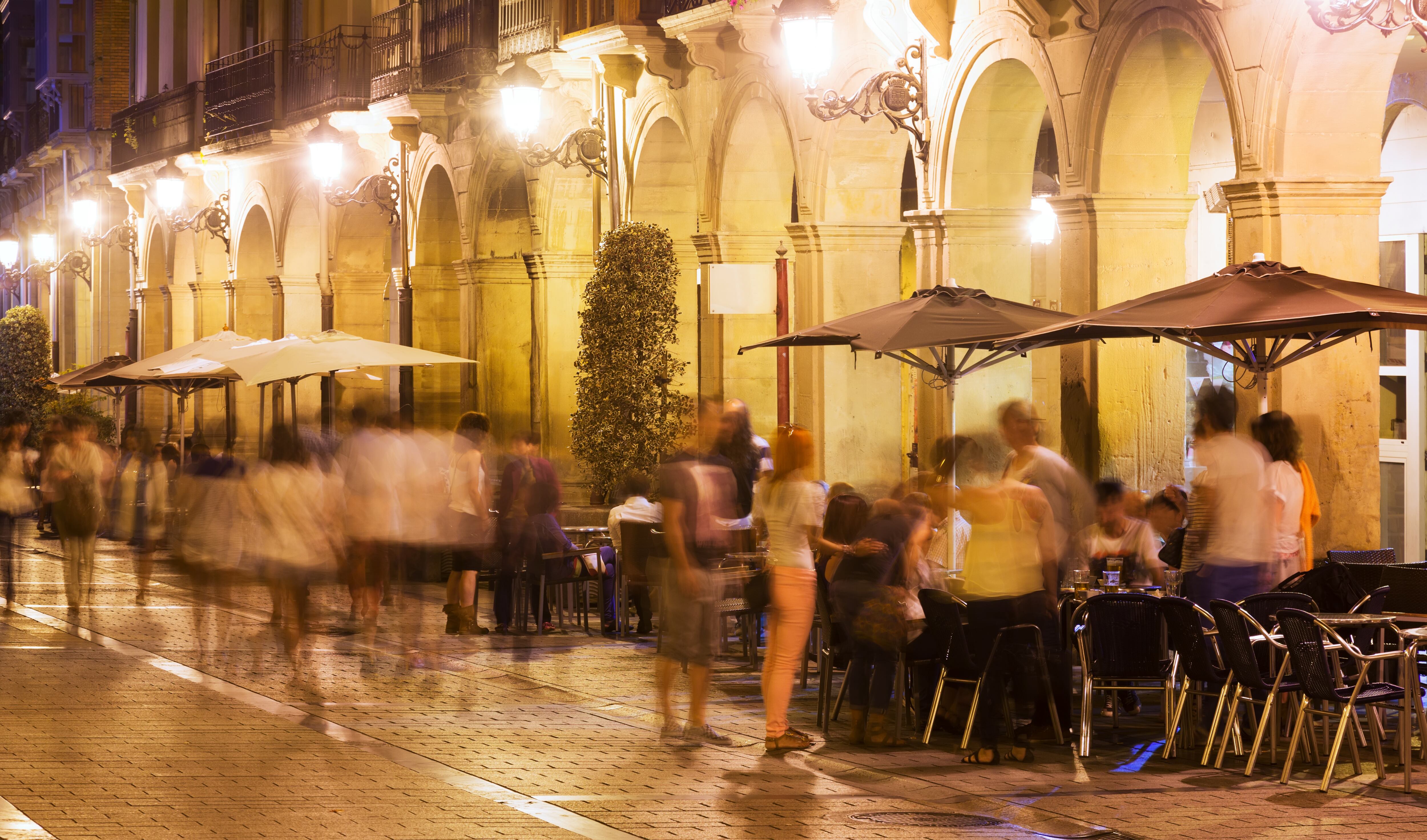 Calle Portales de Logroño en una noche de verano