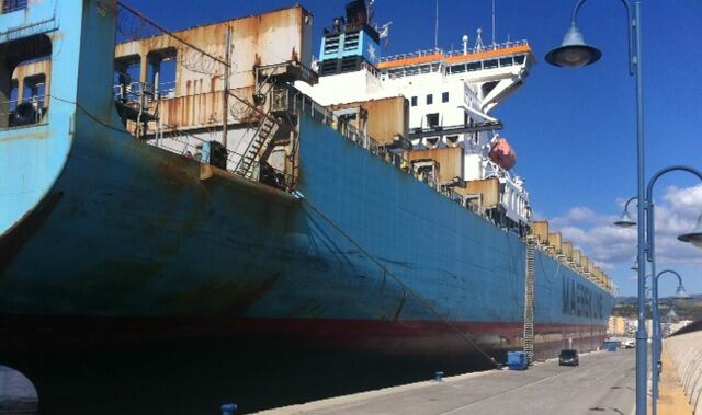 El buque Maerks Kampala tiene 300 metros de eslora y un peso con carga que roza las 90 mil toneladas