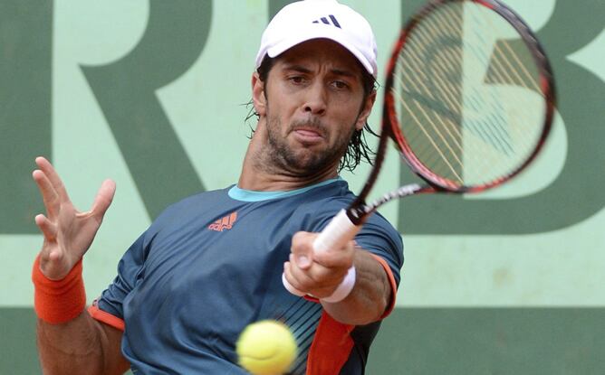 El tenista español Fernando Verdasco golpea la bola durante el partido de tercera ronda del torneo de tenis de Roland Garros que disputó contra el italiano Andreas Seppi en París, Francia, el viernes 1 de junio de 2012