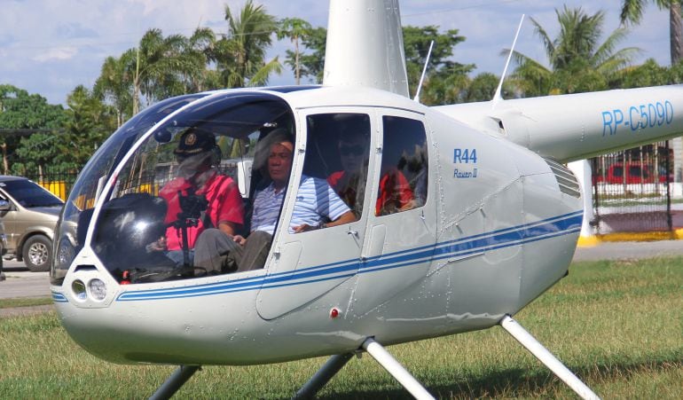 Rodrigo Duterte montado en un helicóptero en abril de 2015.