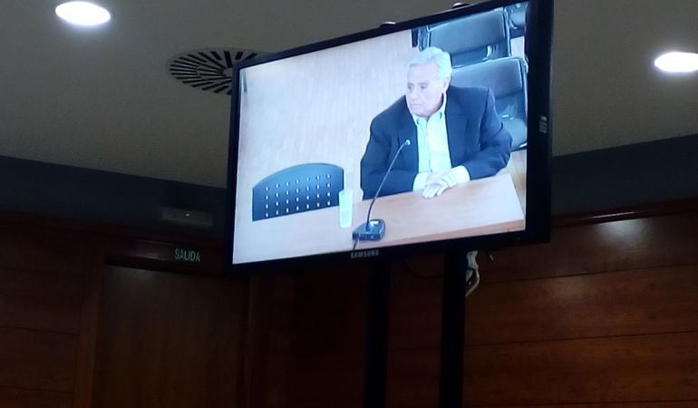 El exalcalde Luis Díaz Alperi, en la pantalla de la sala de prensa de los juzgados, desde donde se sigue el juicio contra él por presunto fraude fiscal.