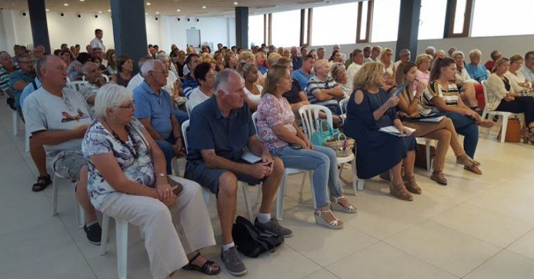 Vecinos de Jávea asistiendo a una de las reuniones informativas tras el incendio forestal