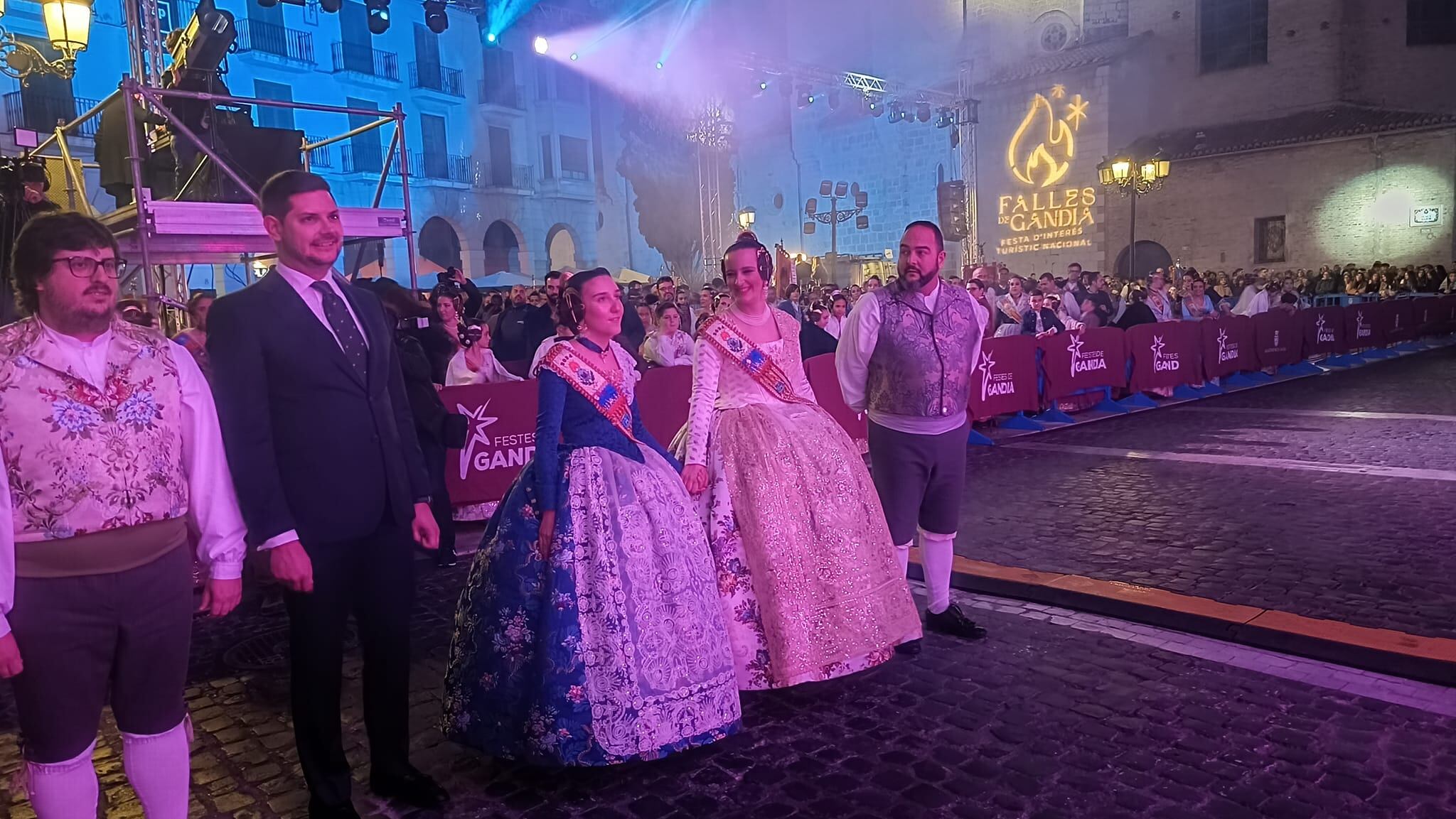 Las falleras Mayores de Gandia disfrutando del acto de luces y música que se estrenó este año.