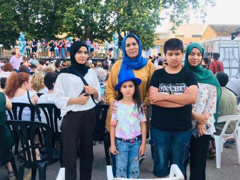 Jamila junto a sus hijos: "Esta foto la tomamos el día que mis hijos empezaron la escuela, estábamos muy felices". Fuente: Jamila