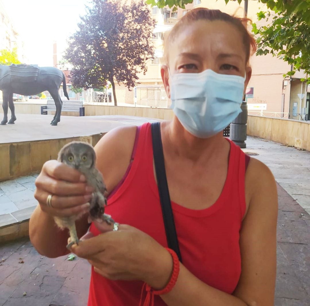 Carmen Mozos Muñoz, la vecina que encontró a la cría de autillo esta semana en Puertollano