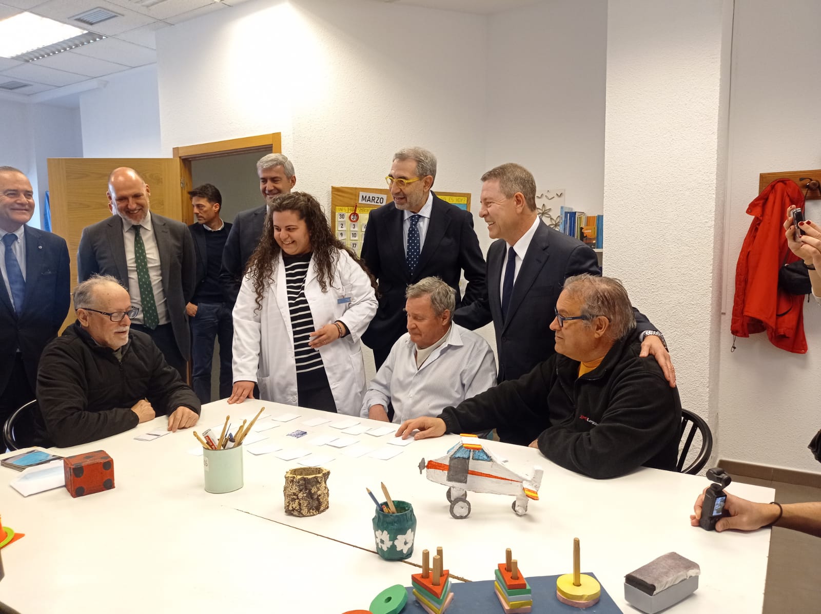 El presidente de Castilla-La Mancha, Emiliano García-Page, visita el centro de ADACE en Talavera