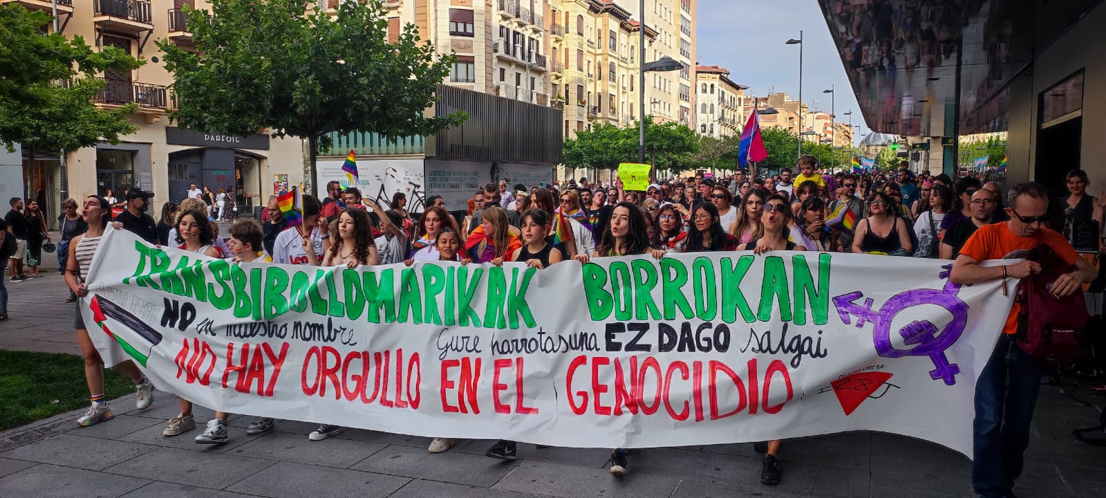 La manifestación por el orgullo LGTBI+ ha recorrido la avenida de Carlos III en el centro de Pamplona