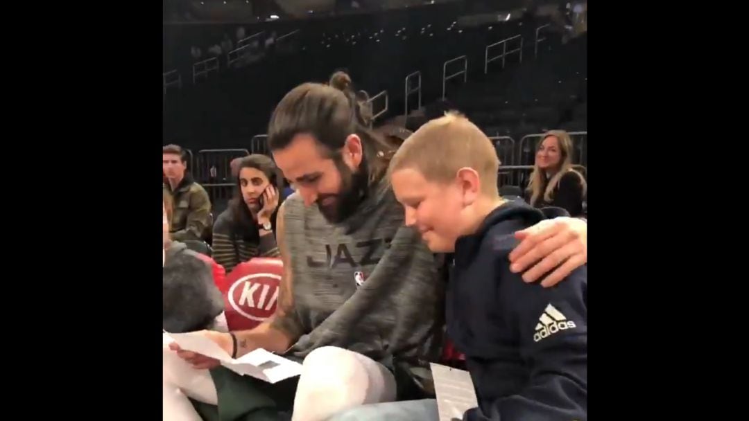 Ricky Rubio lee una carta del pequeño Luca.