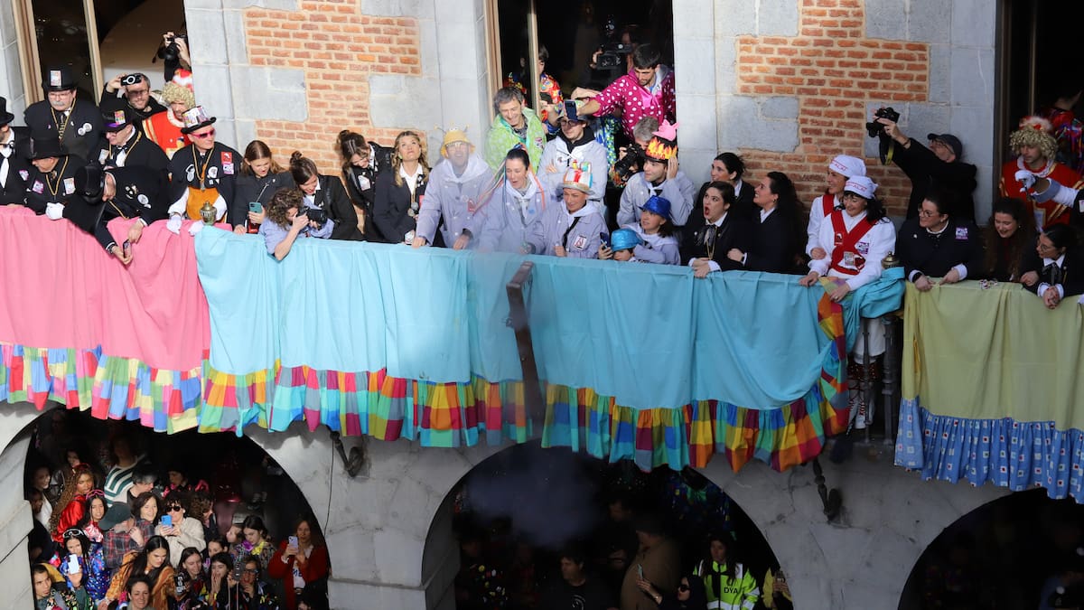 Tolosa vive ya su carnaval tras el lanzamiento del txupinazo por parte de la txaranga Pitxana