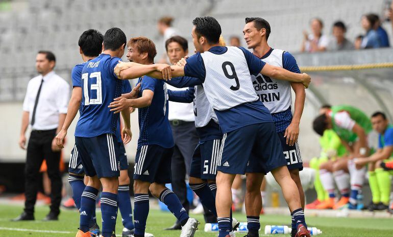 La selección japonesa celebra un gol.