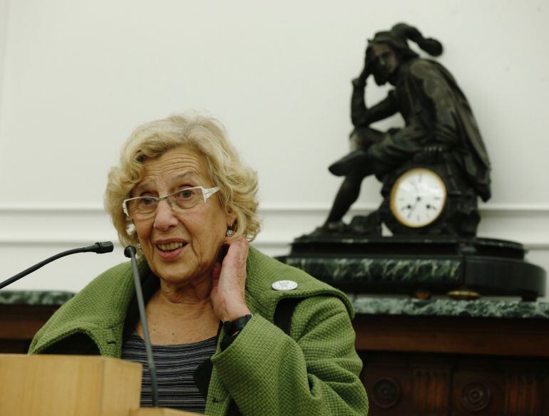 GRA349. MADRID, 21-11-2016.- La Alcaldesa de Madrid, Manuela Carmena, durante la rueda de prensa posterior a la reunión con el Ministro de Hacienda, Cristobal Montoro, en la que ha anunciado que el Ayuntamiento de Madrid elaborará un nuevo plan económico 