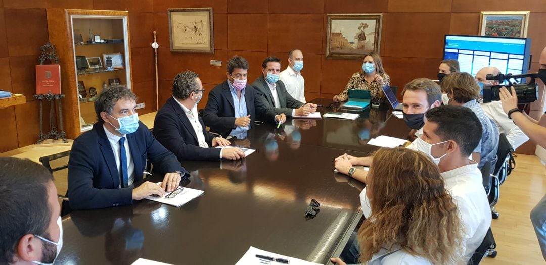 Reunión en Benidorm del sector turístico con el secretario autonómico, Francesc Colomer, y el presidente de la Diputación de Alicante, Carlos Mazón