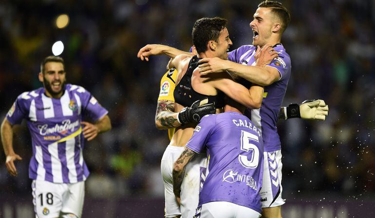 Mata (sin camiseta) celebra su último gol de esta temporada con la camiseta blanquivioleta en la final por el ascenso ante el C.D. Numancia.