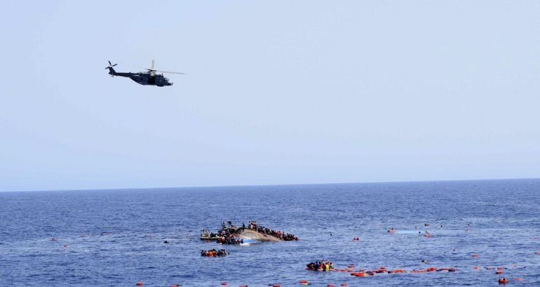 Fotografía facilitada por la Marina Militar italiana del rescate de 562 inmigrantes que habían caído al mar 