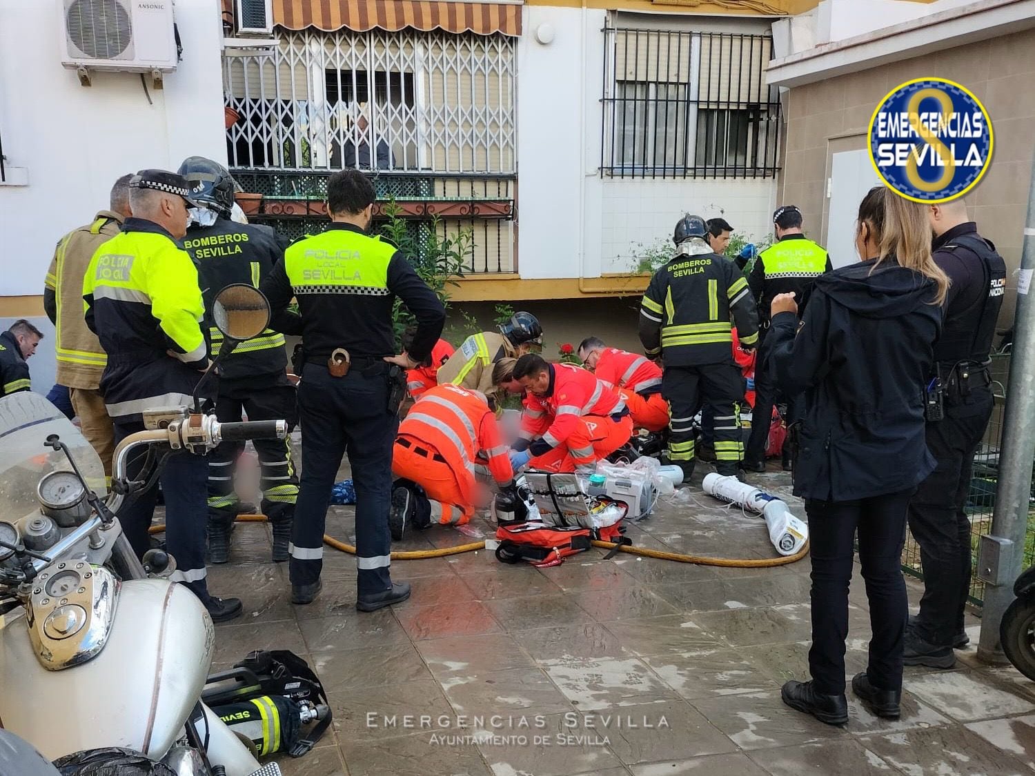 Sanitarios atienden a los afectados por el incendio de una vivienda en Pino Montano