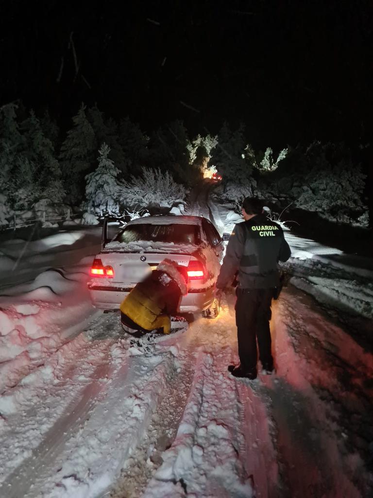 Guardia Civil auxilia a los conductores de 4 vehículos atrapados por la nieve en el alto de El Perdón