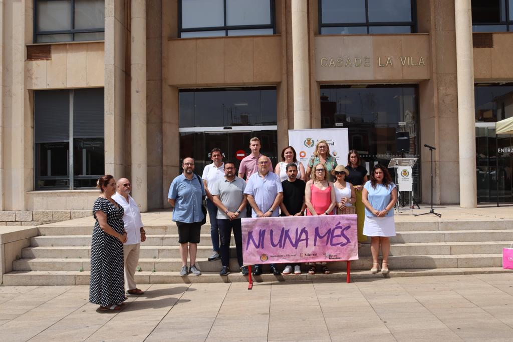 Momento en el que los grupos municipales han celebrado el minuto de silencio en Vila-real