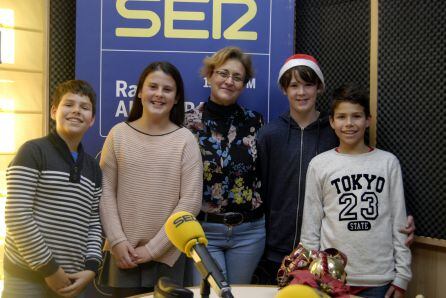 Alumnos del CEIP General Castaños, junto a su profesora, entregan el donativo para Navidad con Amor.