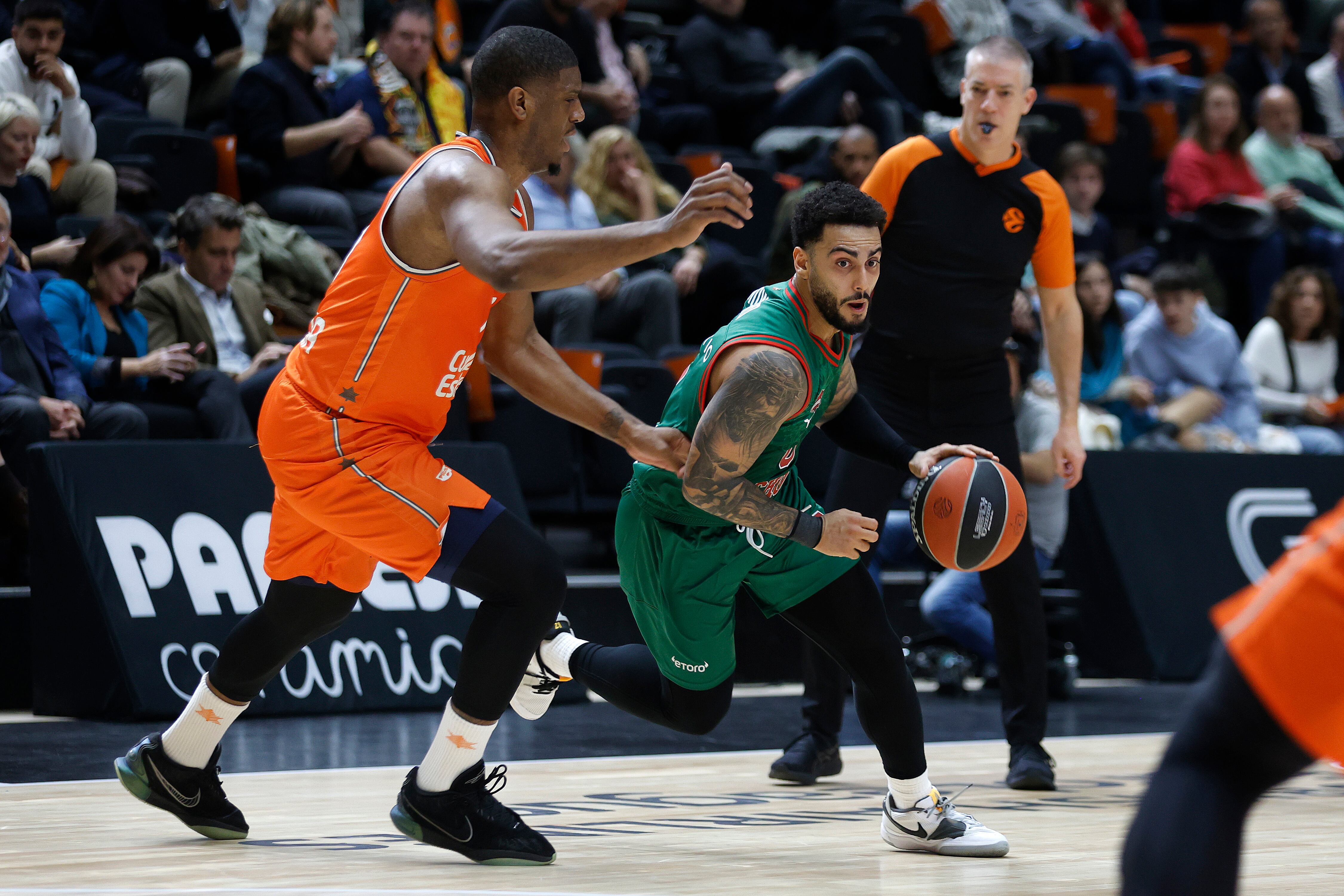 Valencia 01/12/2023. El escolta estadounidense del Baskonia Markus Howard (d) disputa una posesión ante, Damien Inglis alero francés del Valencia Basket durante el partido de baloncesto correspondiente a la J11 de la Euroleague disputado, hoy viernes en el pabellón de la Fuente de San Luis de Valencia. EFE/ Miguel Ángel Polo
