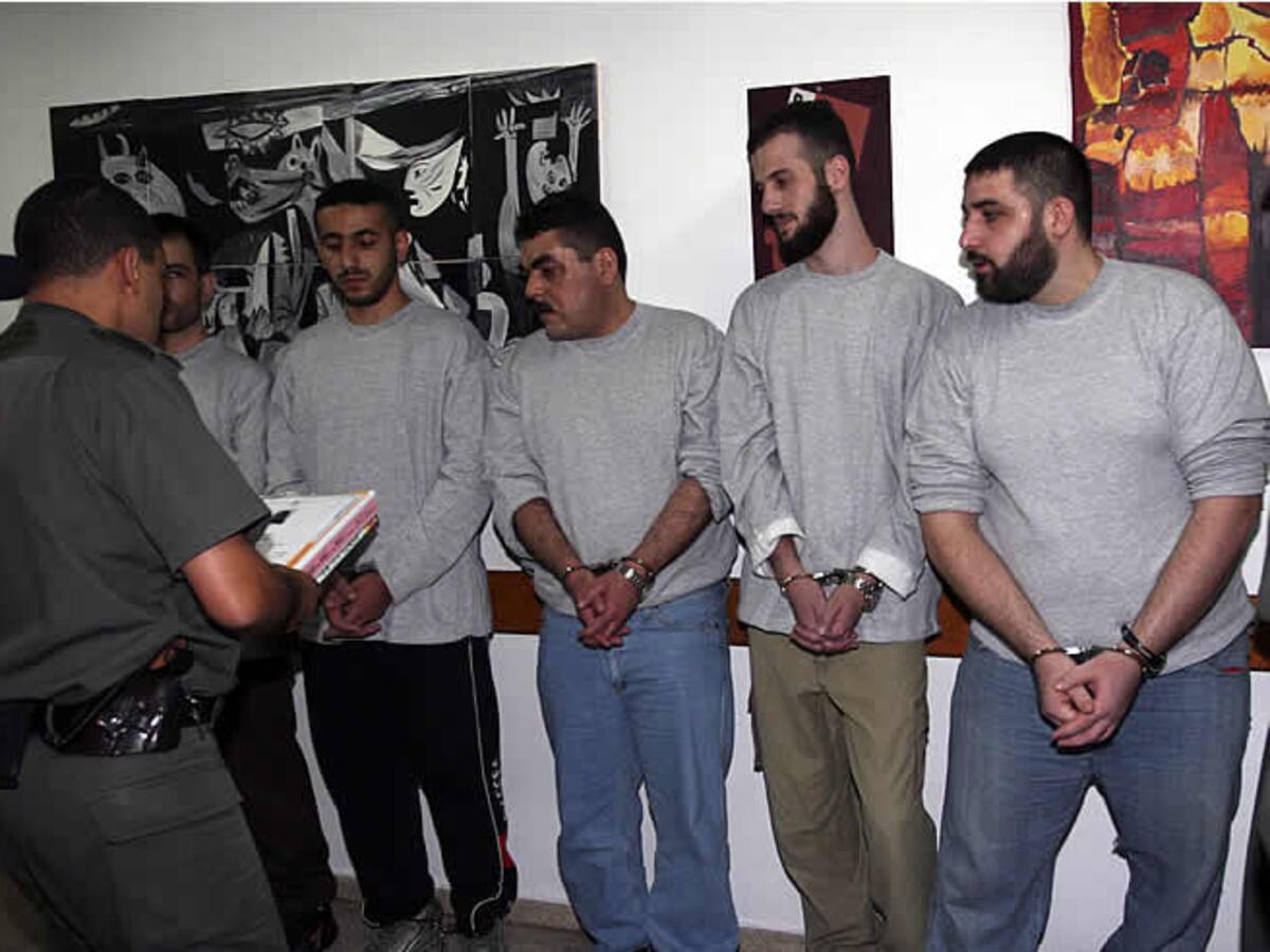 Israel inicia la entrega de combatientes a Hezbolá tras recibir a sus dos soldados muertos