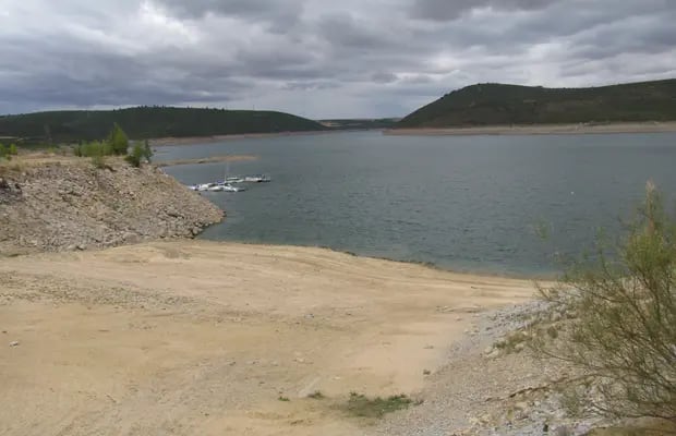 Playa del embalse de Ricobayo