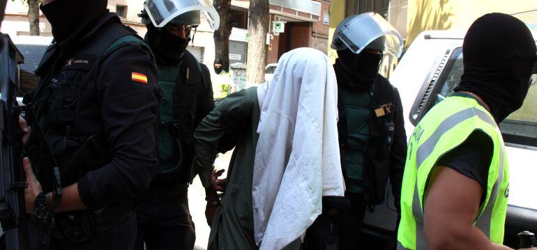 Moment de la detenció divendres a Lleida, d'un dels germans acusats de terrorisme
