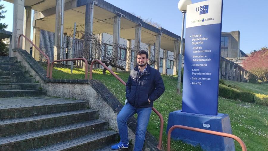 Andrés Osorio, presidente de la Asociación de Estudiantes de Ingenierías Agroforestales, frente a la Escuela Politécnica de Lugo