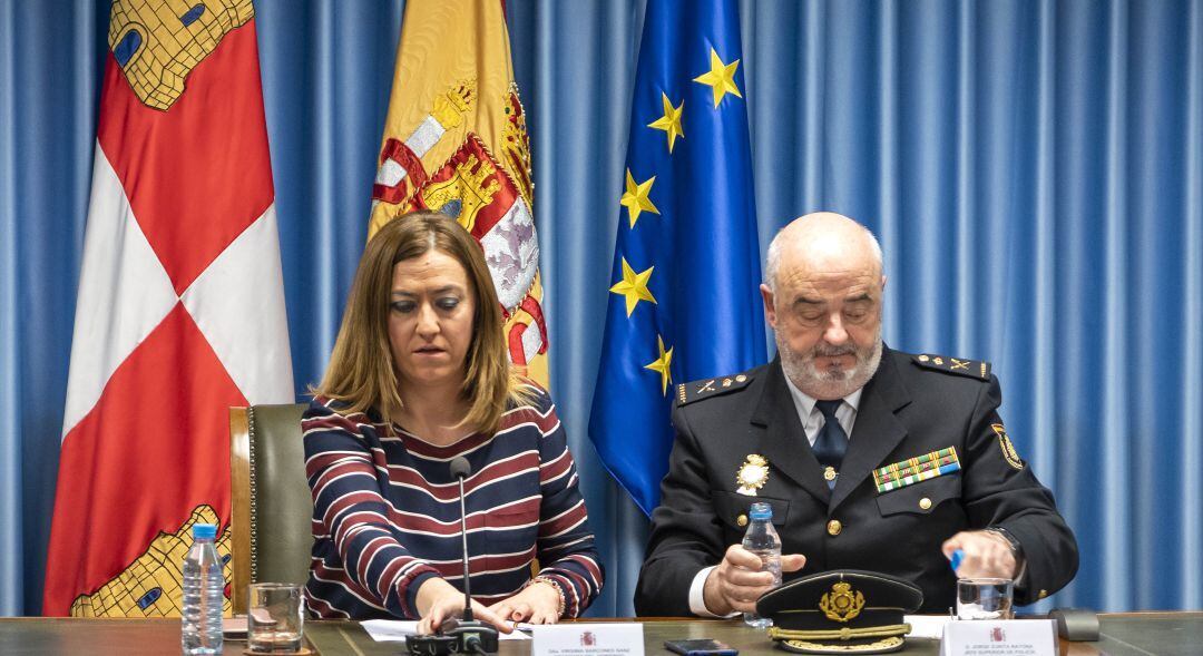 La delegada del Gobierno, acompañada por el jefe superior del Cuerpo Nacional de Policía en Castilla y León