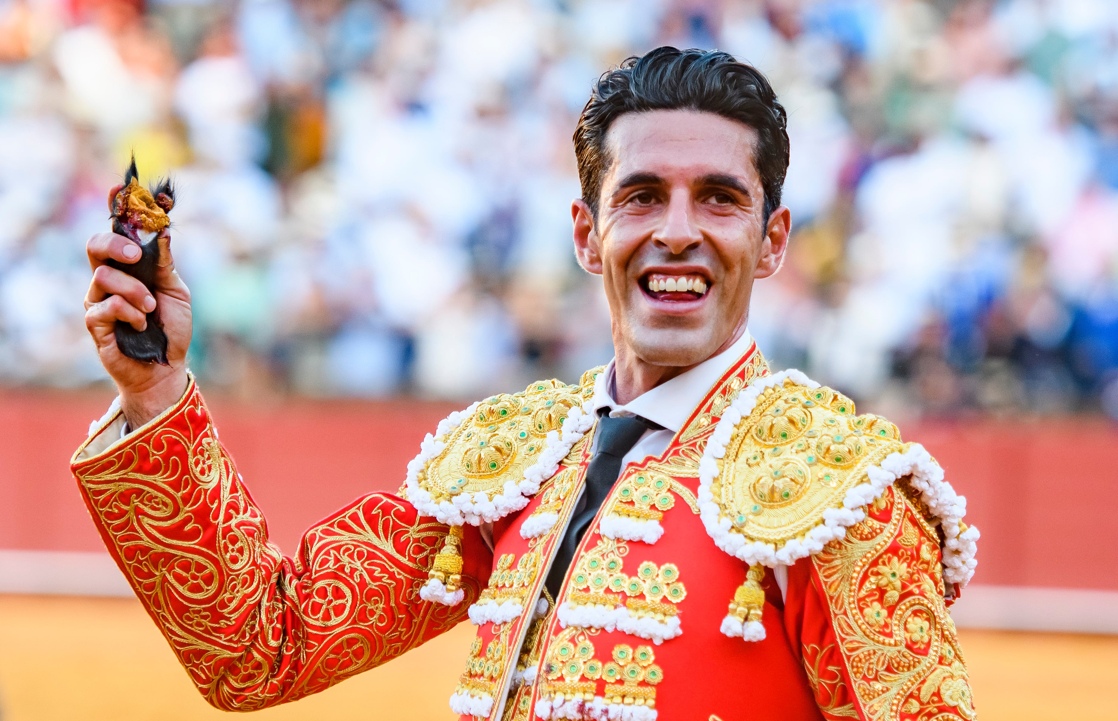 SEVILLA, 25/04/2023.- El diestro Alejandro Talavante tras cortar una oreja a u segundo toro, esta tarde en la Plaza de la Maestranza de Sevilla, durante el ciclo continuado da festejos de la Feria de Abril. EFE/Raúl Caro
