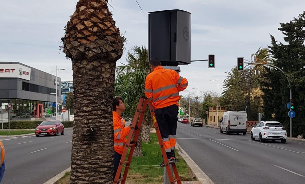 Imagen de archivo de dos operarios instalando los radares de la avenida de Denia a principios de año