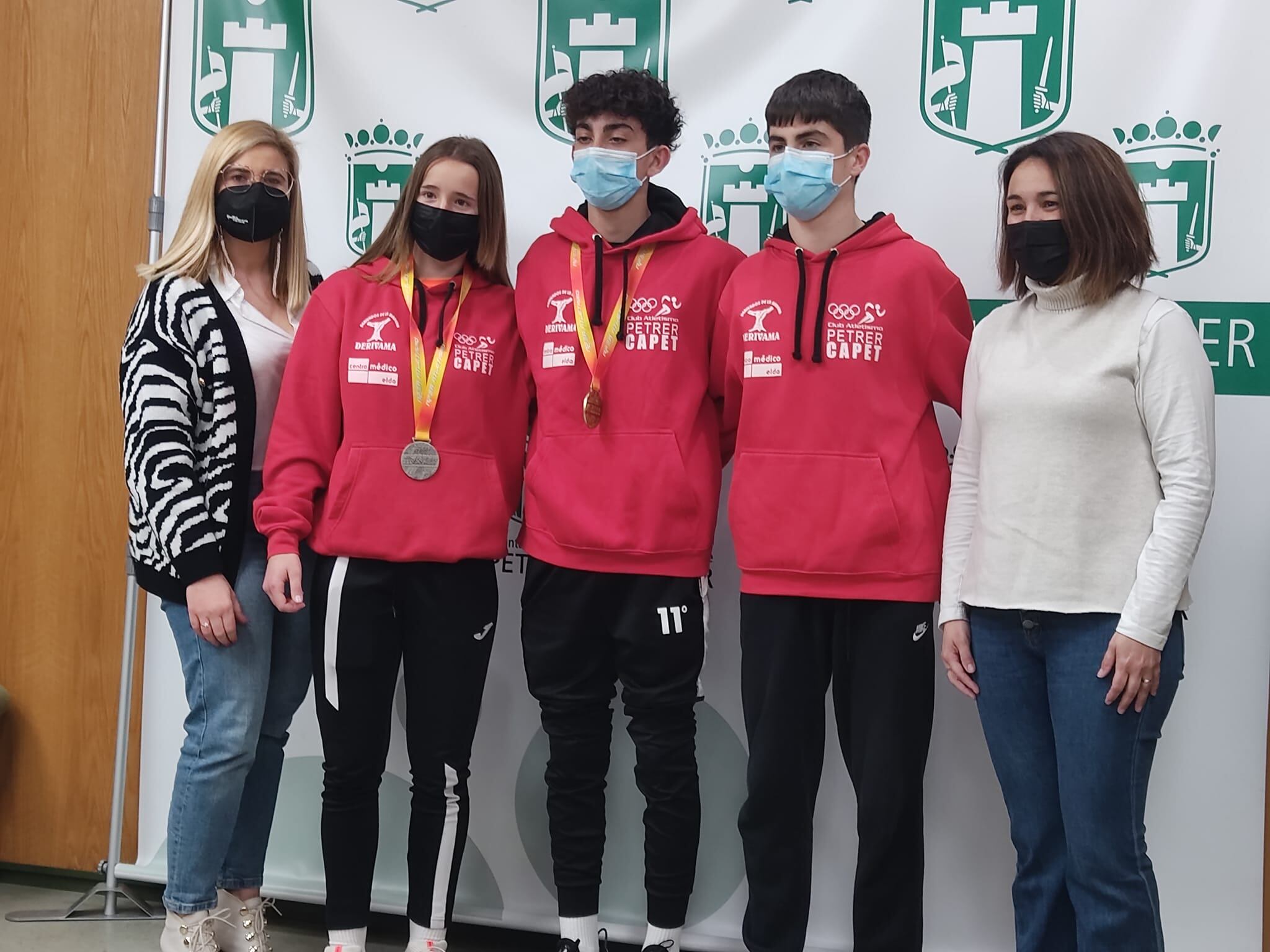 Los tres atletas con la alcaldesa y la edil de Deportes