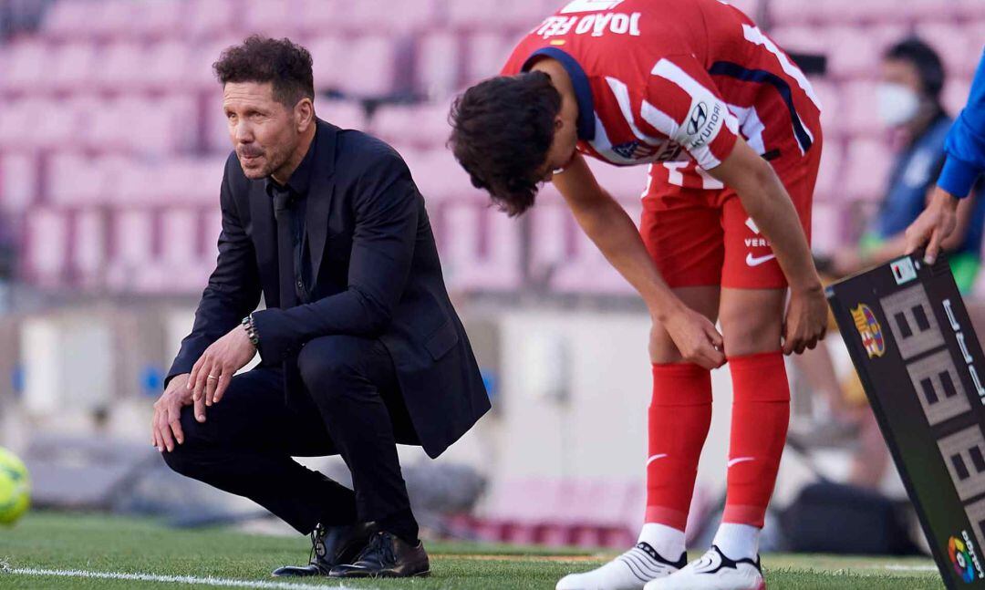 Diego Simeone, junto a Joao Félix, en el partido entre el Barcelona y el Atlético de Madrid.