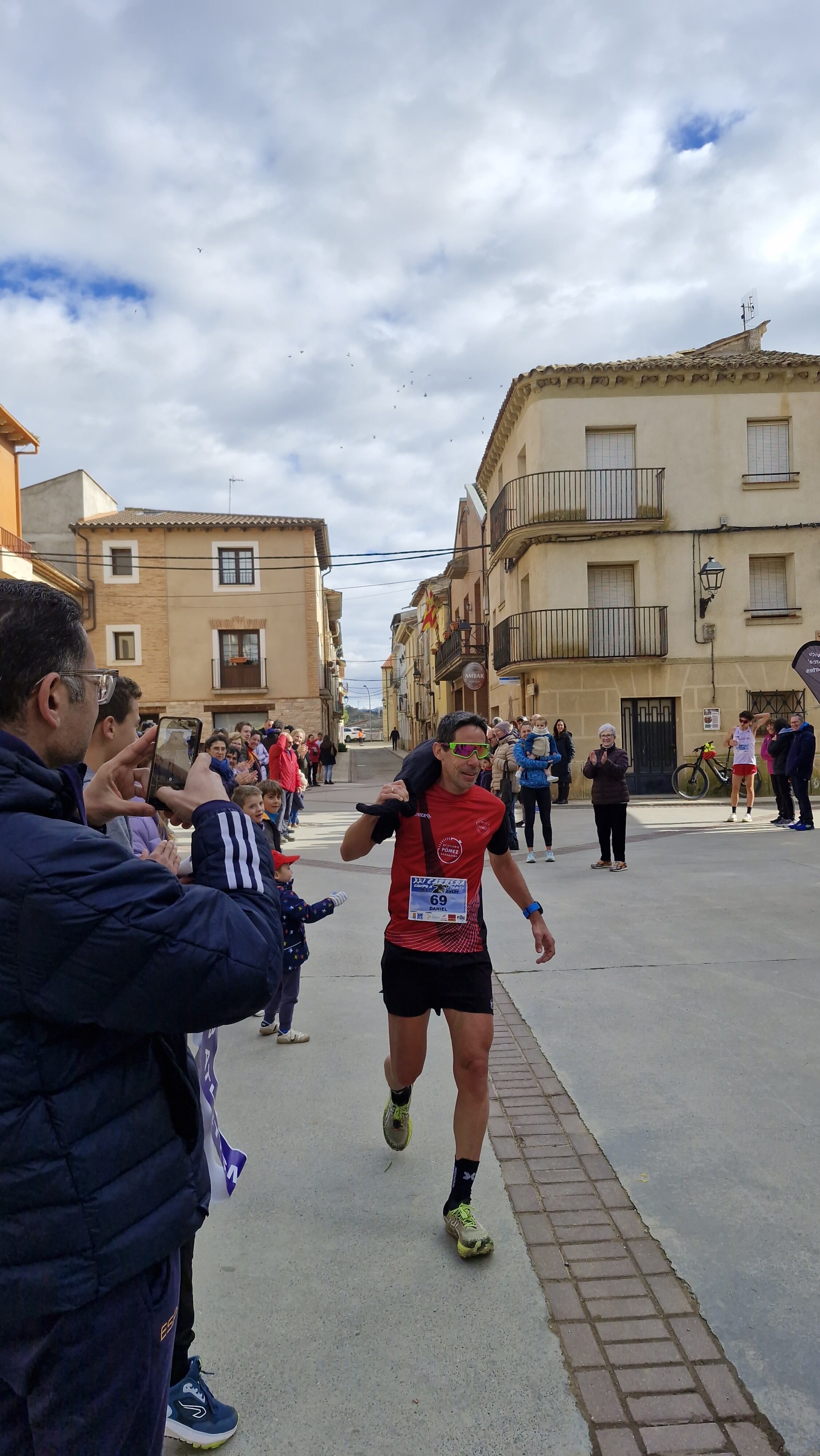 Daniel Cremades con el jamón de Julián Mairal