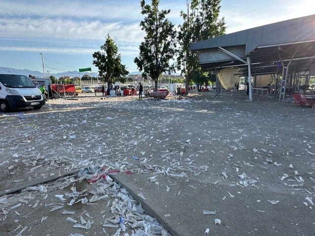 Restos de basura en el entorno del Palacio de los Deportes la madrugada de este sábado tras la fiesta de la cerradura universitaria