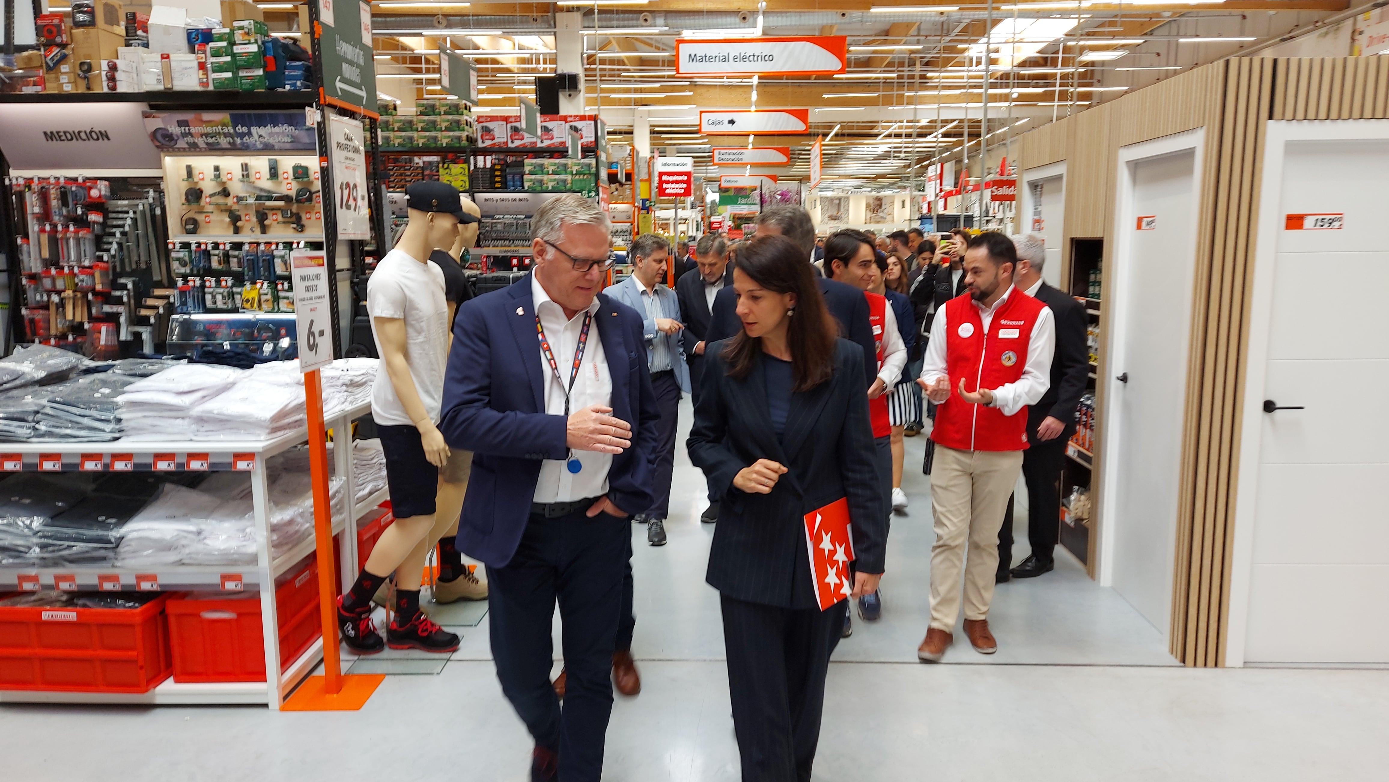 El CEO de BAUHAUS, Bart Ginneberge, junto a la directora de Comercio de la Comunida de Madrid, Marta Nieto