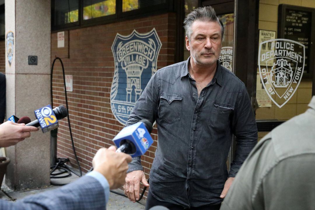 El actor Alec Baldwin al salir de la comisaría de policía en Greenwich Village tras la agresión 