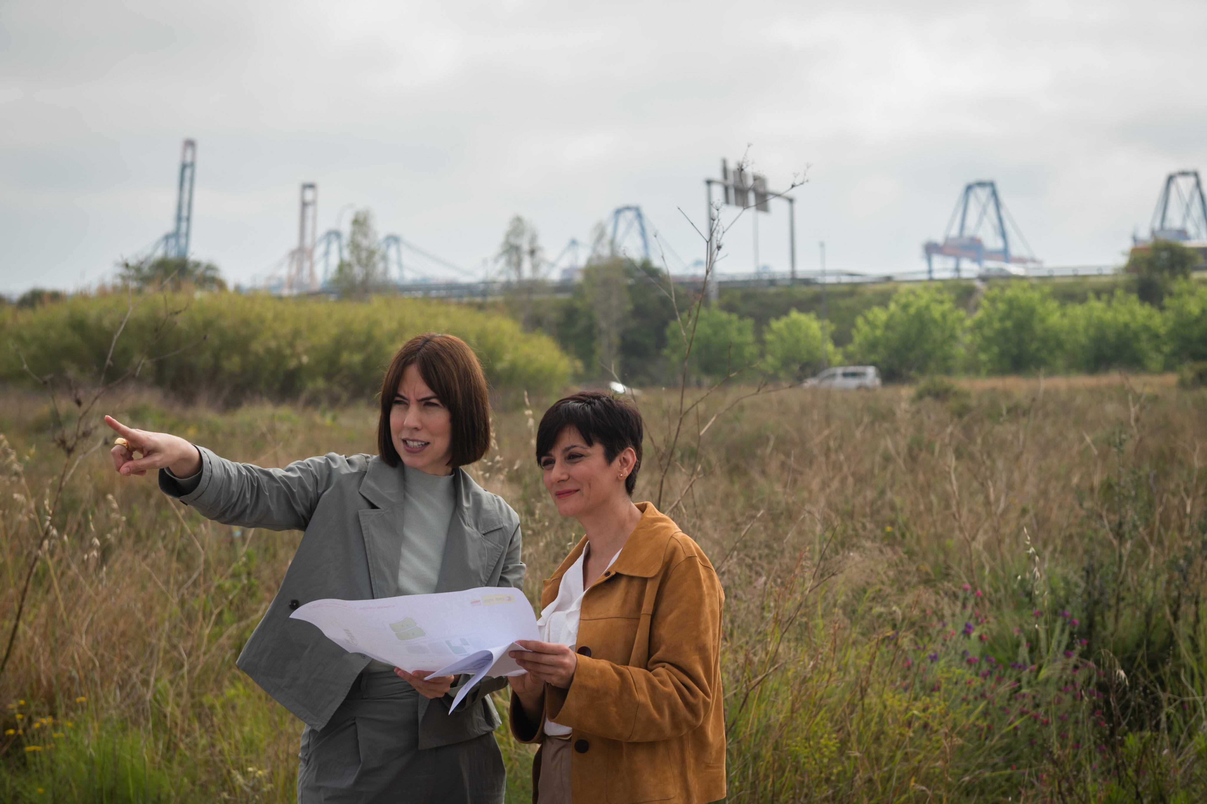 Las ministras Isabel Rodríguez y Diana Morant en los terrenos de la ZAL donde se instalará la Ciudad de la Construcción