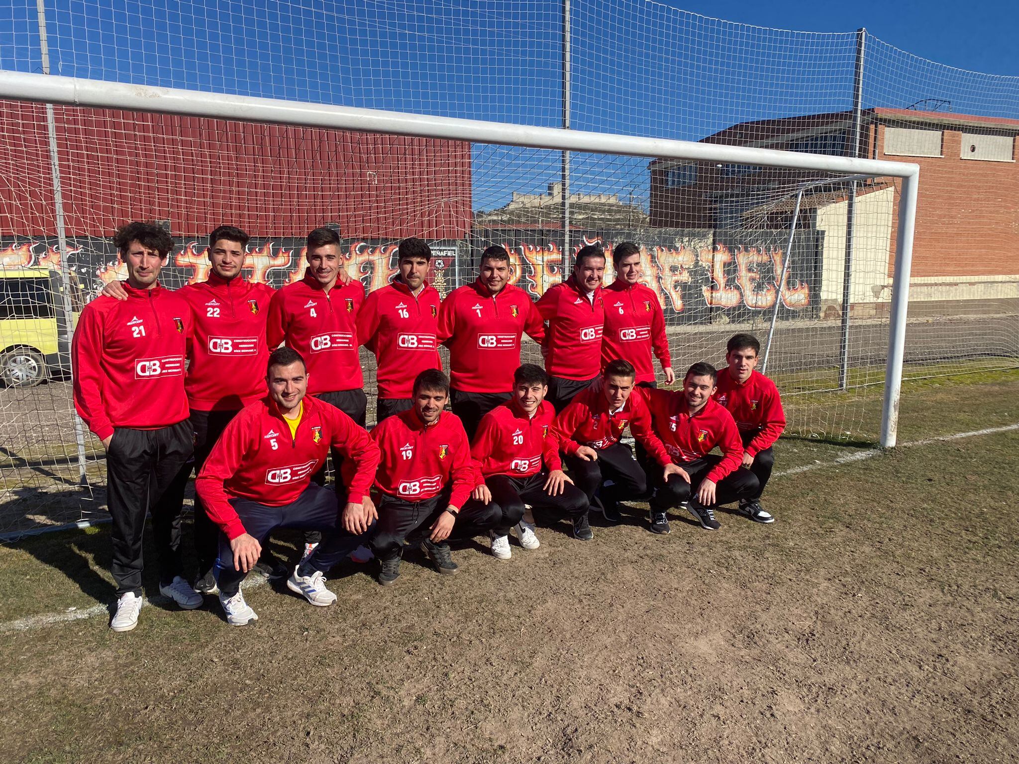 La plantilla del Atlético Peñafiel con sus nuevas equipaciones