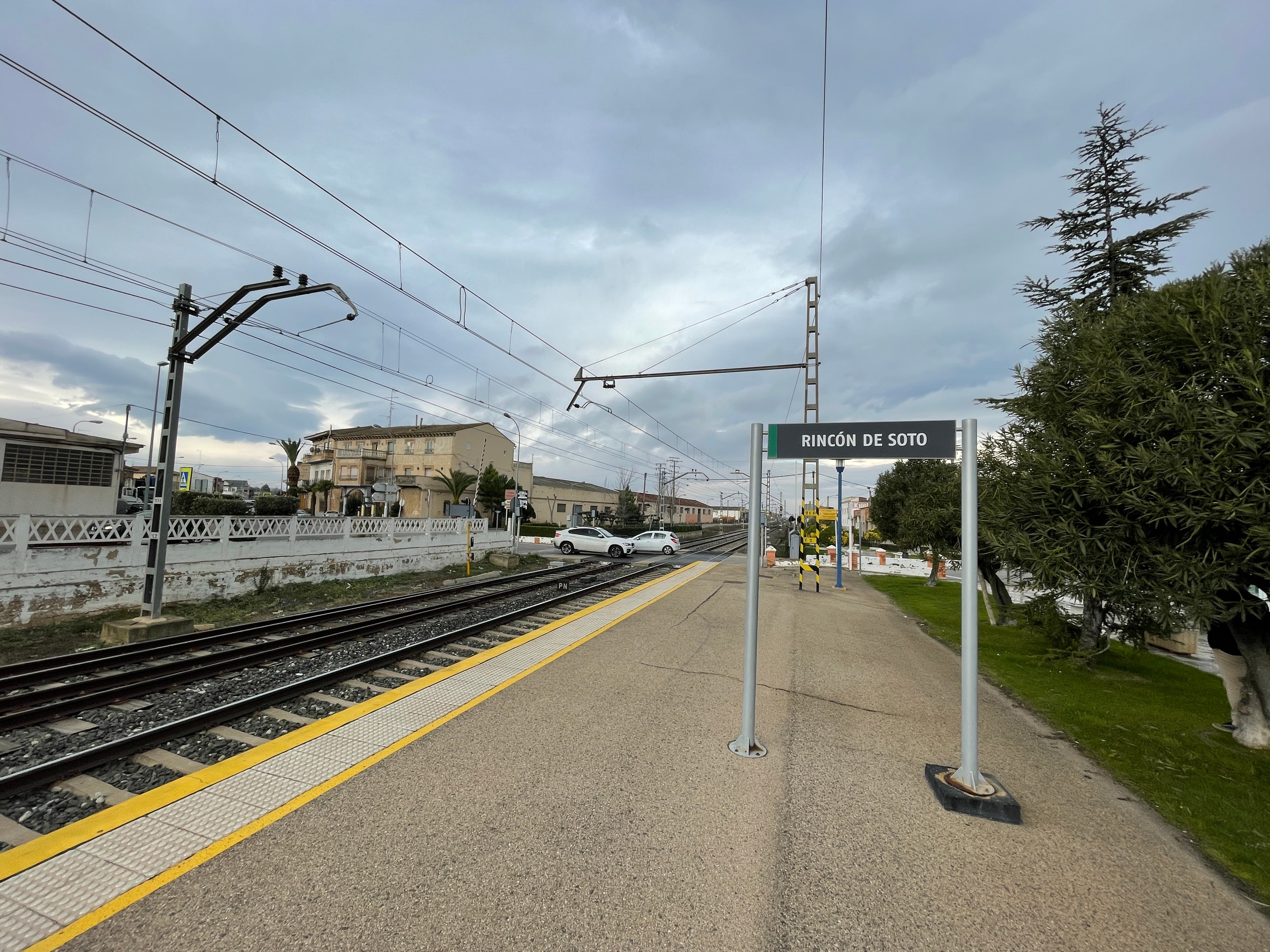 Rincón de Soto, en La Rioja, tiene situadas la estación y las vías del tren en el centro del municipio.