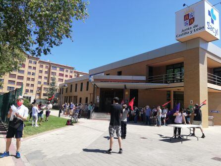 Varias decenas de personas han secundado la concentración de CNT a favor de la sanidad pública y contra las privatizaciones y recortes