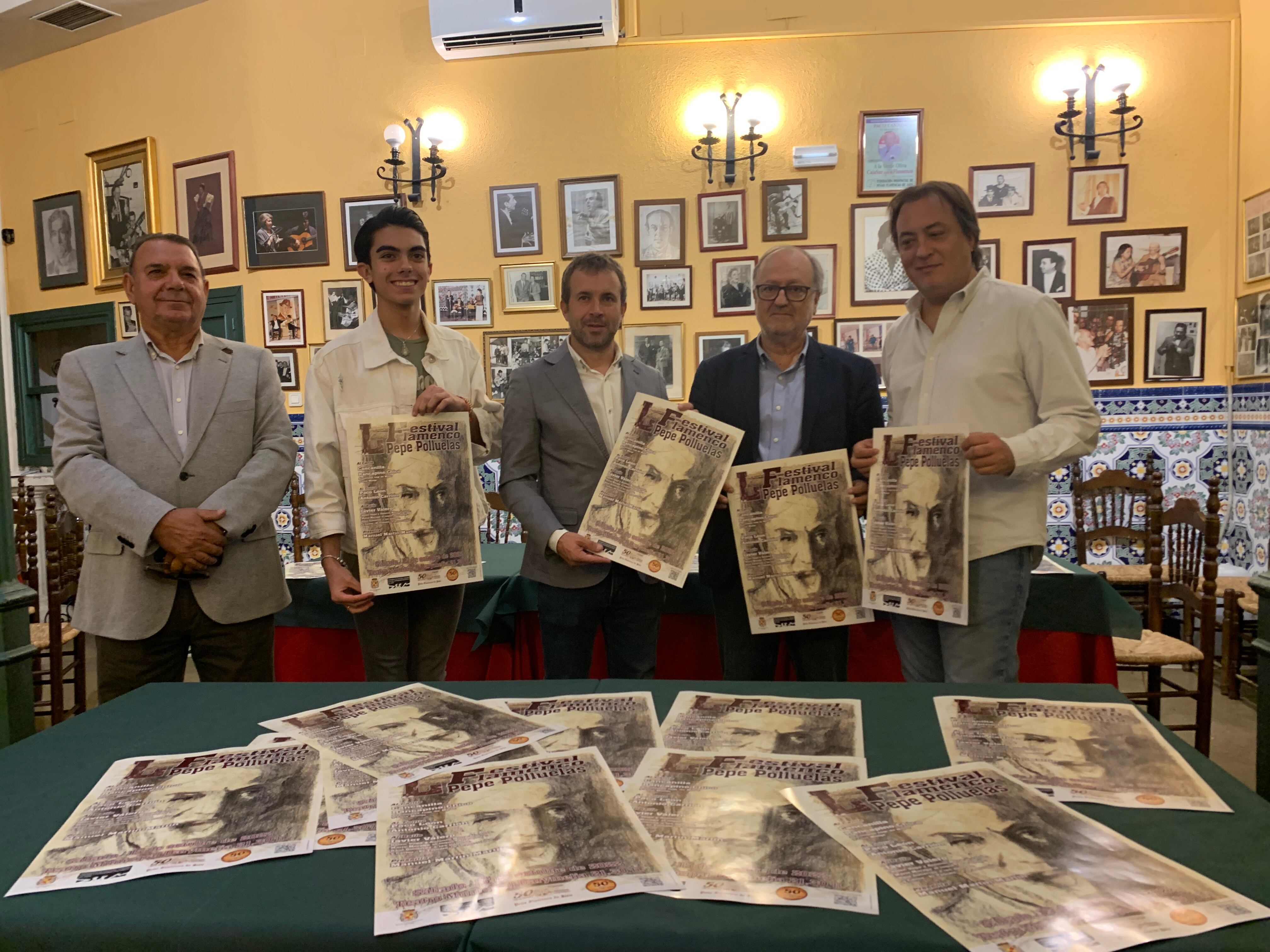 El bailaor, Javier Valero; el alcalde de Jaén, Julio Millán, y el presidente de la peña flamenca, Alfonso Ibáñez (segundo, tercero y cuarto por la izqda).