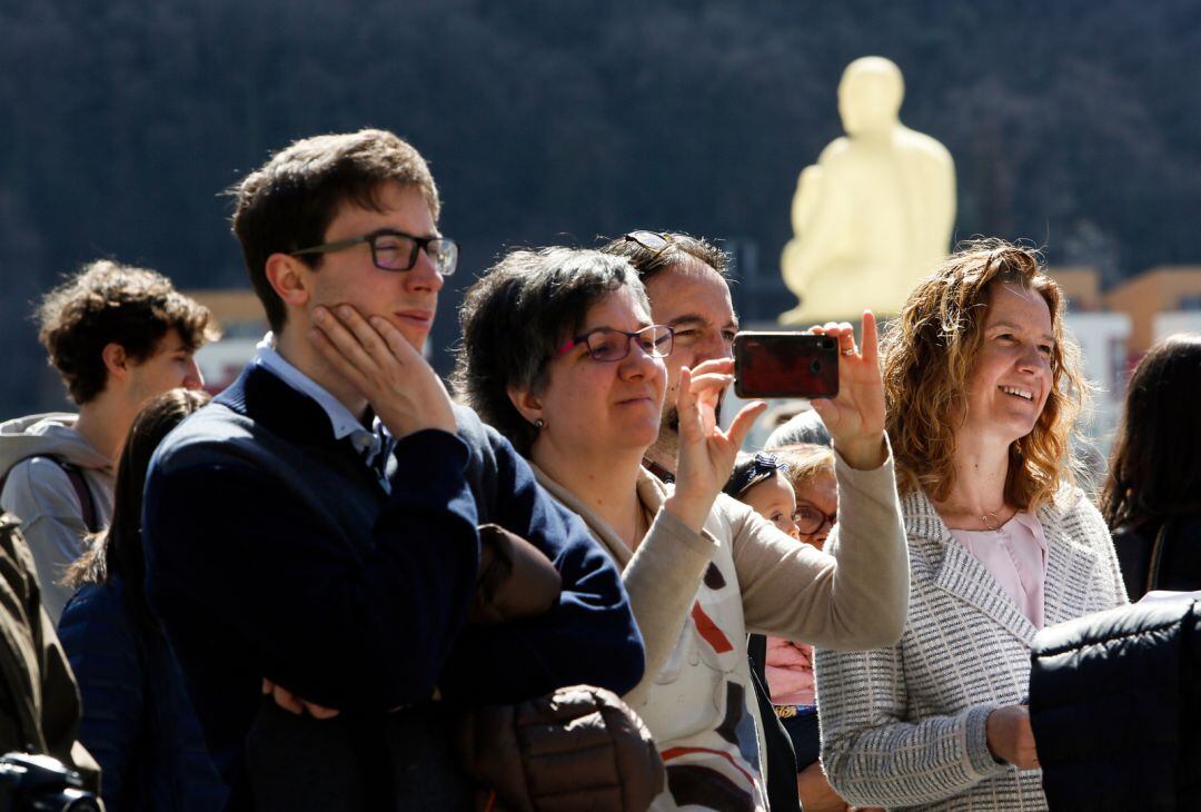 Alguns polítics, entre els quals la ministra de Medi ambient en funcions (d) han assistir a la concentració convocada per alumnes del Lycée contra el canvi climàtic.