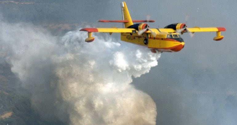 Imagen de archivo de un Canadiar extinguiendo un incendio