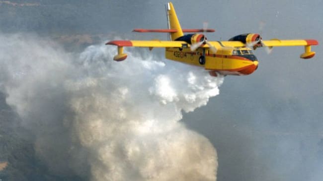 Imagen de archivo de un Canadiar extinguiendo un incendio