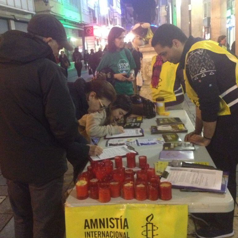 Recogida de firmas ayer en la Calle Mayor de Palencia. 