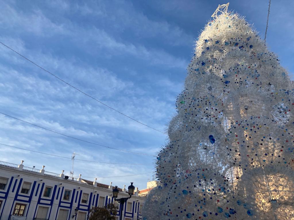 Imagen de archivo del árbol de Navidad, ubicado en la Plaza de España de Valdepeñas durante estos últimos años